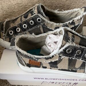 Pre Owned Blowfish Play Natural Camo Sneakers size 8 1/2 M - In original Box